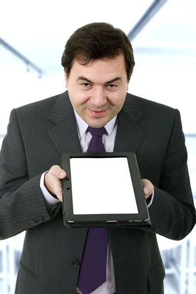 Empresário usando um tablet pc no escritório — Fotografia de Stock