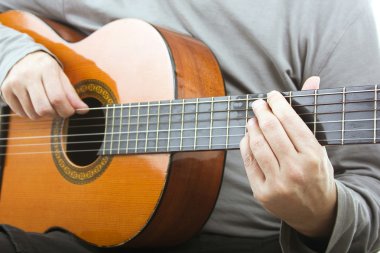 Klasik akustik gitar gitarist adam