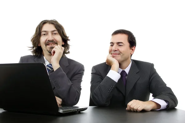 Deux hommes d'affaires avec ordinateur portable — Photo