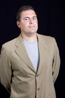 genç adam portresi, siyah bir arka plan 