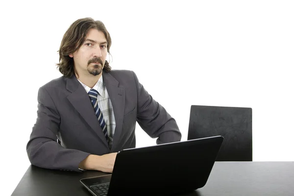 Jovem homem de negócios que trabalha com é laptop — Fotografia de Stock