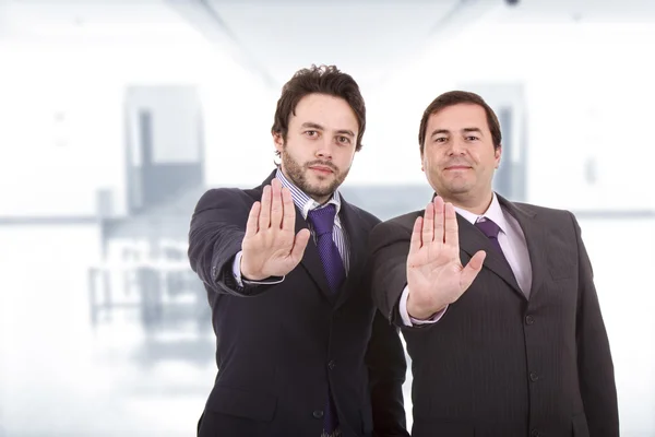 Deux hommes d'affaires debout au bureau — Photo