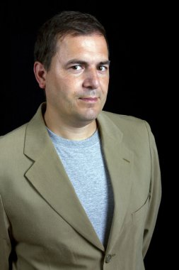 genç adam portresi, siyah bir arka plan 