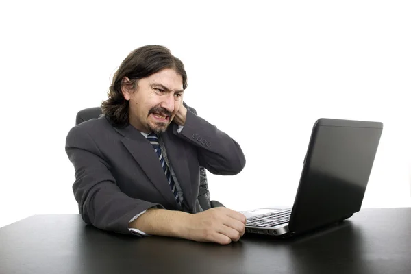 Giovane uomo d'affari che lavora con è laptop — Foto Stock