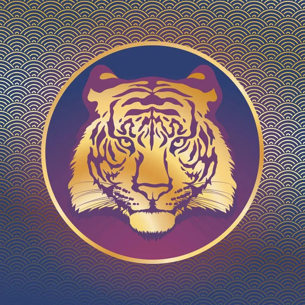 Tigerkopf. Goldene Silhouette eines Tigerkopfes auf blauem Hintergrund mit Muster. — Stockvektor