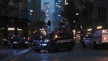 Polis arabaları olay yerinde. Polis devriye arabaları acil durum mahallinde. Parlak teşhirci polis arabası şehrin caddesinde duruyor. 3d görselleştirme