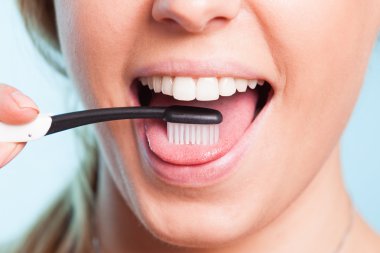 Girl cleaning teeth