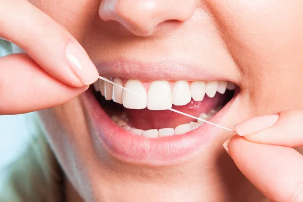 Girl cleaning teeth — Stock Photo, Image