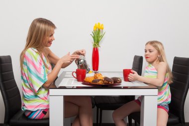 Kırmızı bardak çay saati