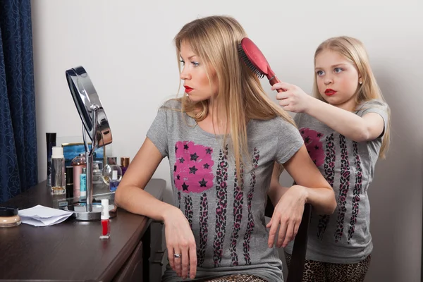 Chica peina el pelo de la madre —  Fotos de Stock