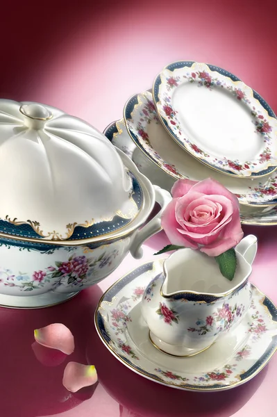 Set de cena de porcelana con rosa — Foto de Stock