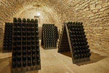 Şarap şişeleri mahzende raflarda