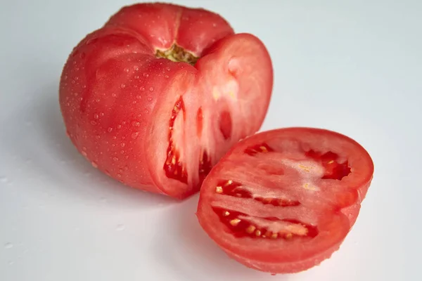 Large Fresh Cut Tomato Insulating White Background Rays Summer Sun — Stockfoto