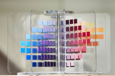 Çarklı mekanizma ile şeffaf bir temetteki renk eşleştirme aracı