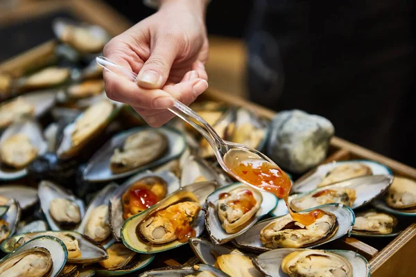 Waiter Adding Sauce Mussels Catering — Foto de Stock