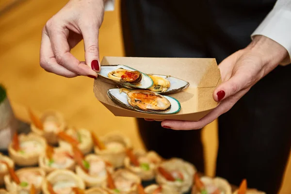 Waiter Puts Food Box Event — Stock Photo, Image