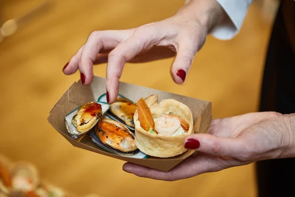 Waiter Puts Food Box Event — Stock Photo, Image