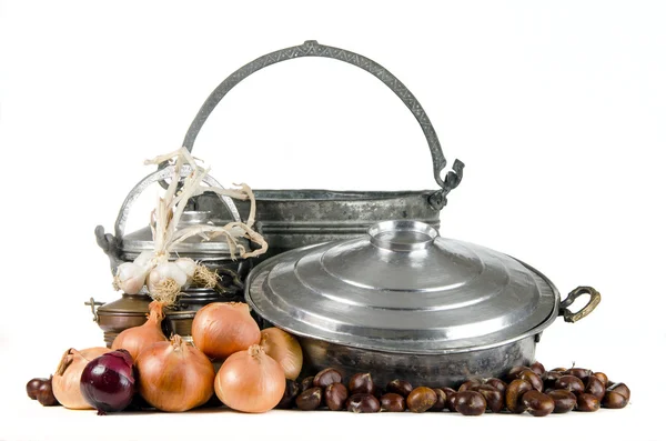 Kestane, soğan ve sarımsak ile bakır tencere