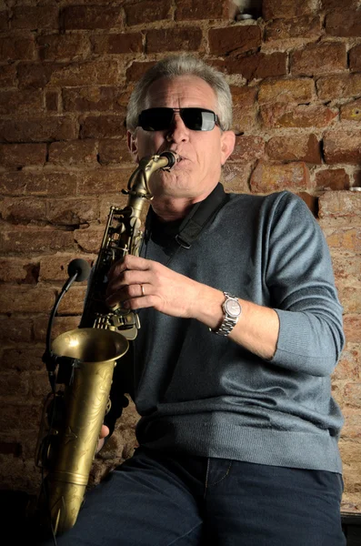 Mann spielt Saxofon Stockbild