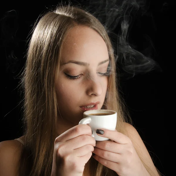 Young woman holding hot coffee cup — Stock Photo, Image