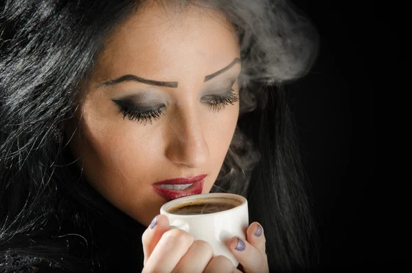 sıcak kahve fincanı tutan kadın