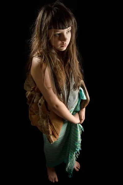 paçavralar içinde giyinmiş kız