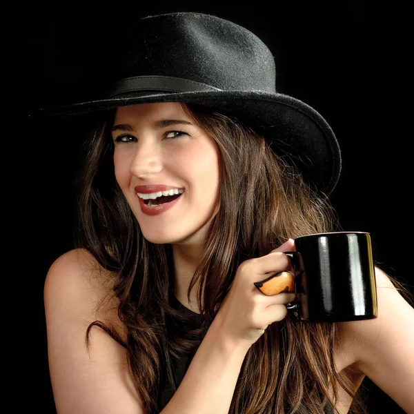 fincan siyah arka plan ile şirin kız