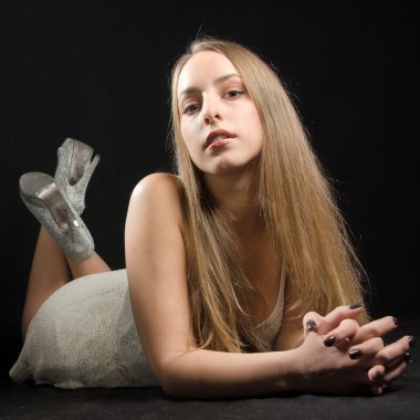 genç kadının karnı üzerinde poz