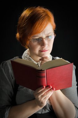 Kitap okuyan genç bir kadın