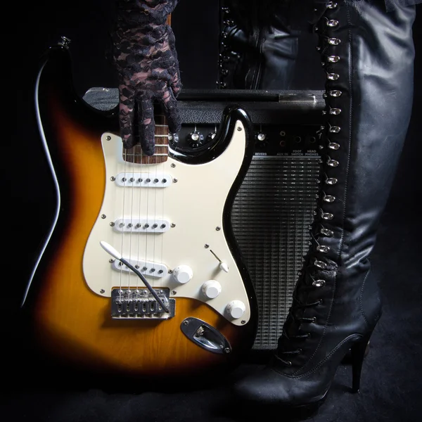 elektro gitar amplifikatör goth kadın tarafından kaldırdı önünde