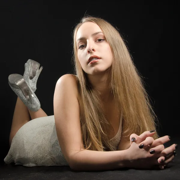 genç kadının karnı üzerinde poz