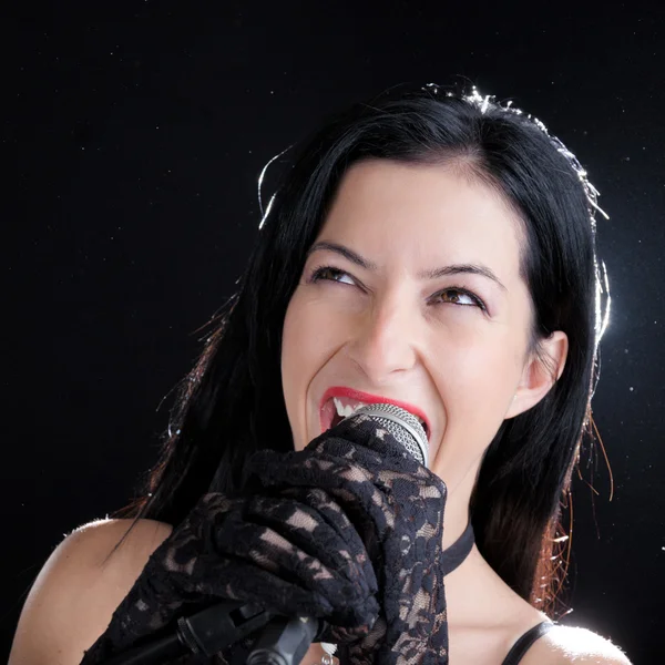 Kvinna sjunger med mikrofon — Stockfoto