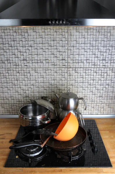 Cozinha suja Fogão com panelas — Fotografia de Stock