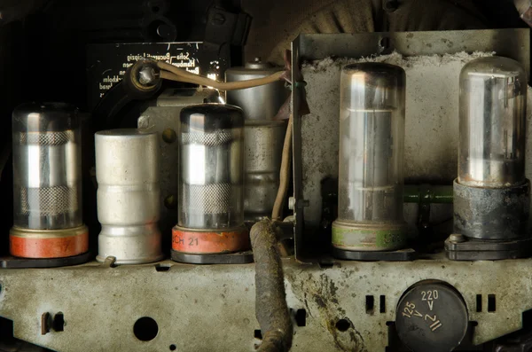 vakum tüpler içinde eski radyo