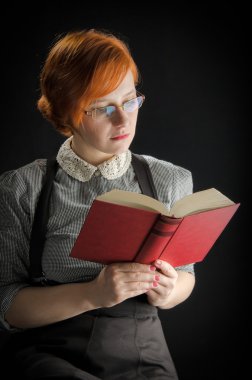 Kitap okuyan genç bir kadın