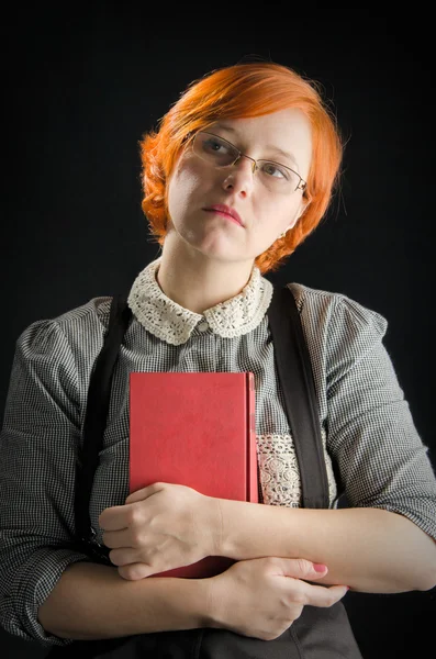 Elinde kitap tutan genç kadın.