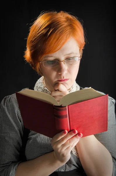 Jovem mulher leitura livro — Fotografia de Stock