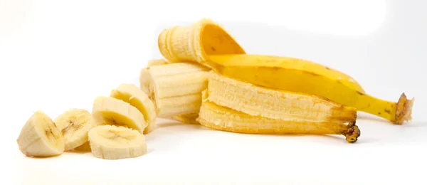 beyaz üzerine dilimlenmiş muz