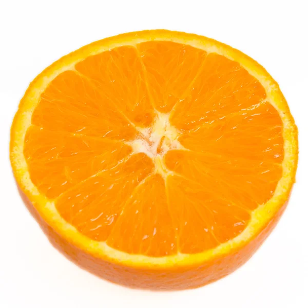 Orange in Scheiben geschnitten auf Weiß — Stockfoto
