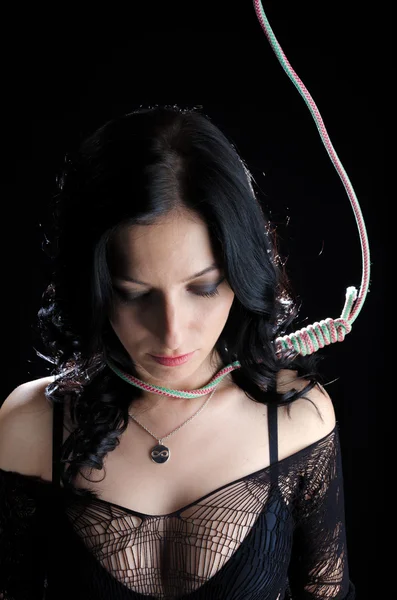 ilmik asılı olan kadın