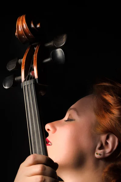 Женщина с виолончелью — стоковое фото