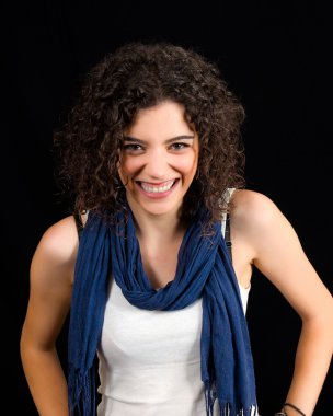 Gülümseyen genç kadın