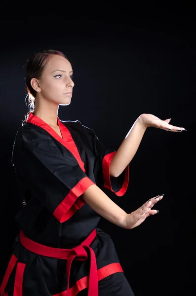 Karate Mädchen im Kimono — Stockfoto