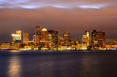 Boston şehir manzarası panorama ile gökdelenler su üzerinde 