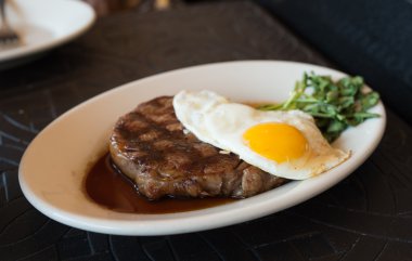 Beyaz tabakta kaburga eti 