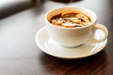  Tayland Mutfağı - tom yum goong - Tay sıcak ve baharatlı çorba deniz ürünleri 