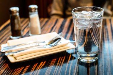 su üzerinde lüks Sofra yemek için