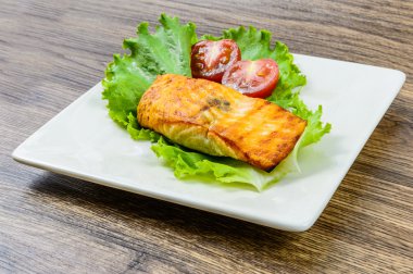 ızgara somon biftek domates ve maydanoz 