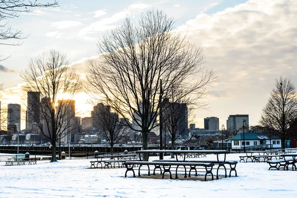 降雪に冬の路地の公園のベンチ — ストック写真