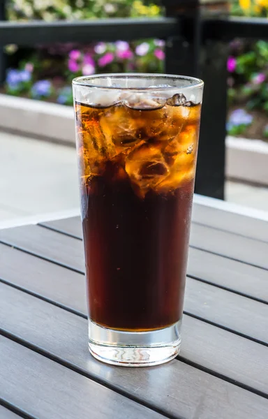 Segelas cola dengan es batu — Stok Foto